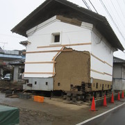 傾きかけてきた土蔵　施工例写真